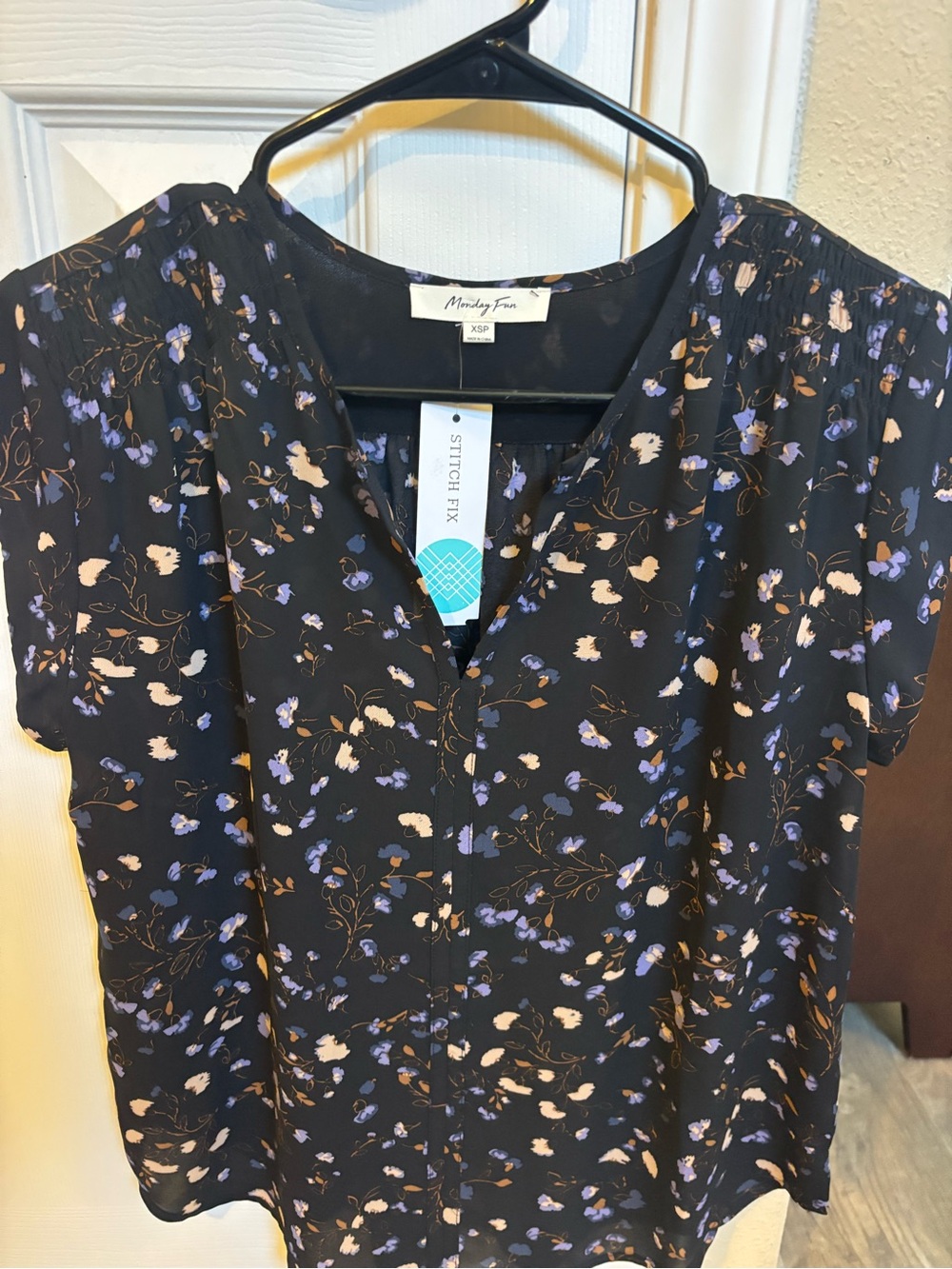 ModCloth Floral V-Neck Short Sleeve Blouse in Black women’s x small NEW